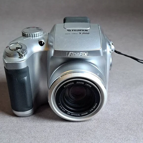 Fujifilm Finepix S3100 USED Digital Camera (NO CARD, 4MP, 6x Optical Zoom) PM - Picture 2 of 13